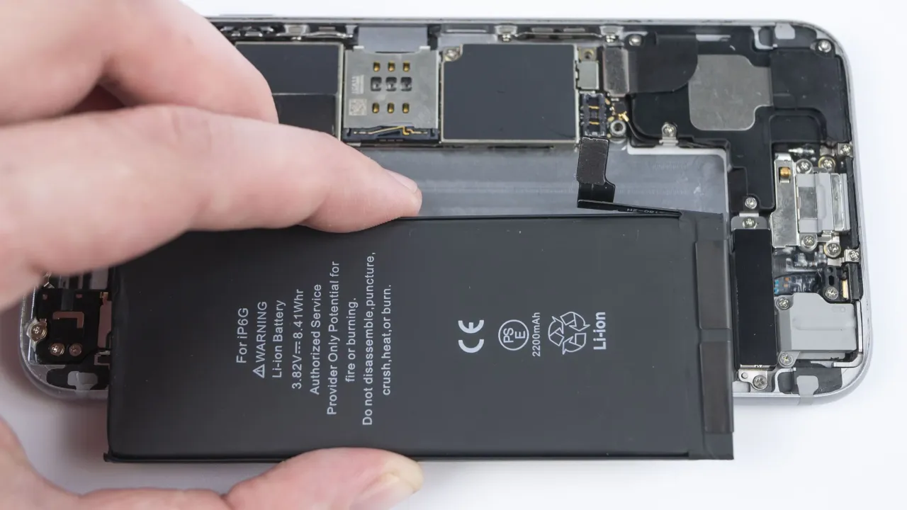 Zdjęcie Wymiana baterii w iPhone 6 Plus: uniknij problemów z akumulatorem