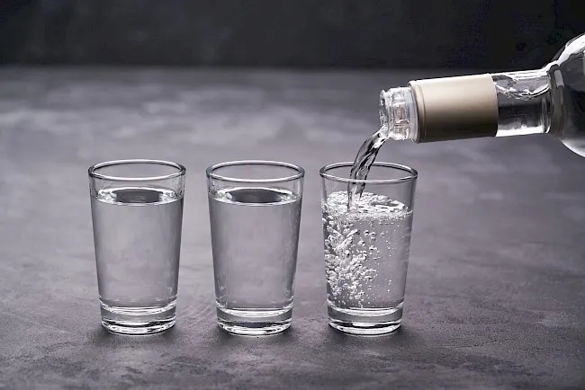 Zdjęcie Ile kcal ma kieliszek wódki? Zaskakujące fakty o kaloriach