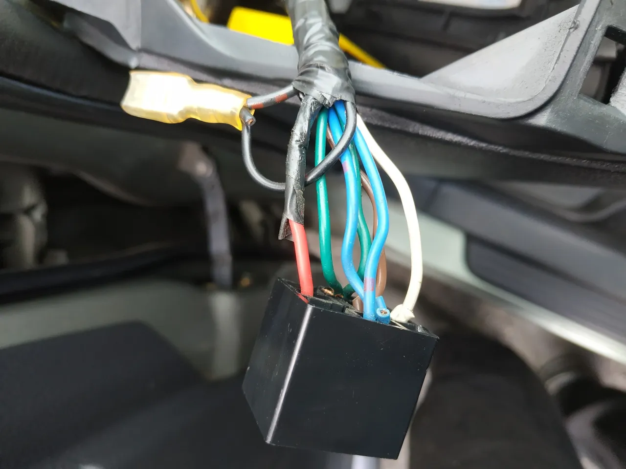 Zdjęcie Gdzie jest sterownik centralnego zamka w Toyota Yaris? Oto odpowiedź!