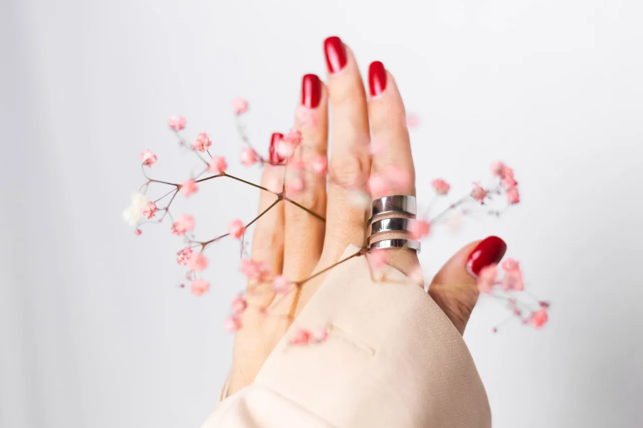 Zdjęcie Ile można trzymać manicure hybrydowy? Kluczowe informacje i porady