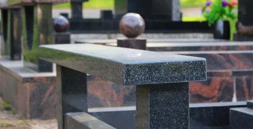 Zdjęcie Ile naprawdę kosztuje ułożenie kostki brukowej na cmentarzu? Sprawdź ceny i oszczędności