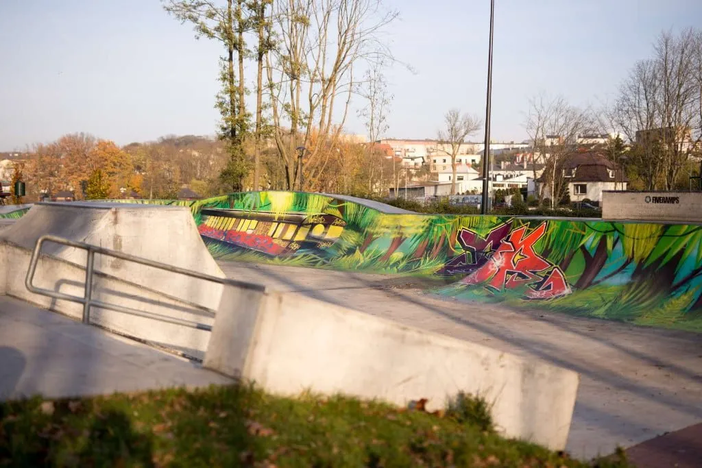 Zdjęcie Skatepark Chojnice - najlepsze miejsce dla miłośników deskorolki