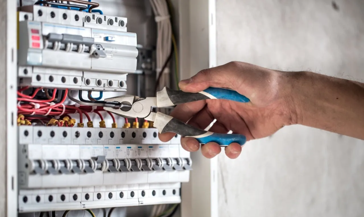 Zdjęcie Na jakiej wysokości skrzynka elektryczna? Kluczowe zasady i błędy