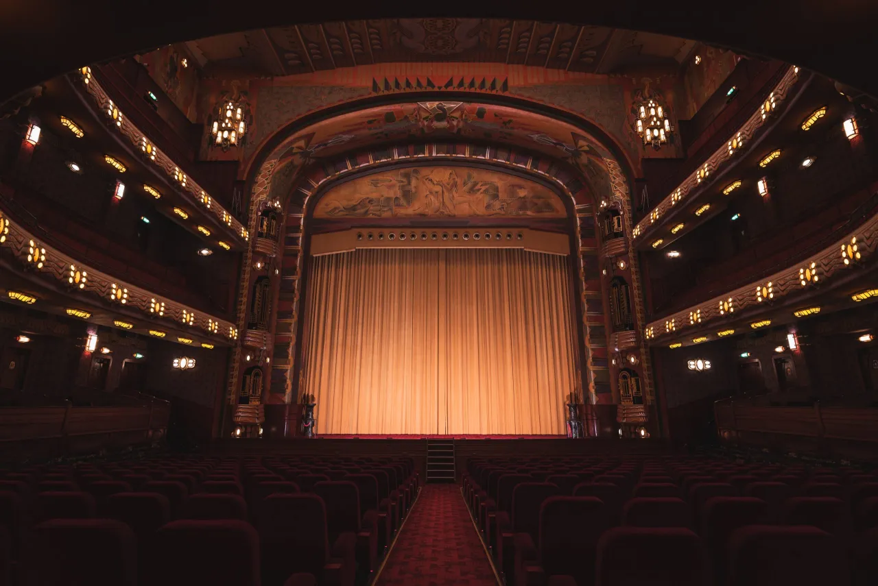Zdjęcie Co założyć do teatru, aby wyglądać elegancko i czuć się komfortowo