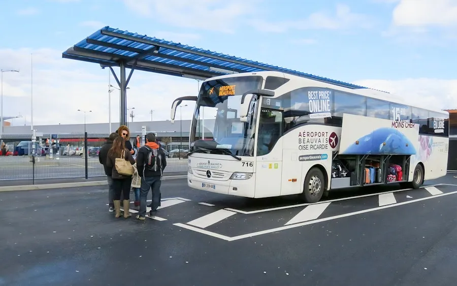 Zdjęcie Gdzie się zatrzymuje autobus z lotniska Beauvais? Sprawdź, by nie zgubić się w Paryżu
