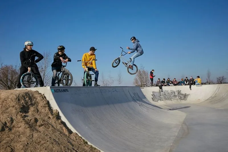 Zdjęcie Skatepark Poznań - najlepsze lokalizacje, godziny otwarcia i atrakcje