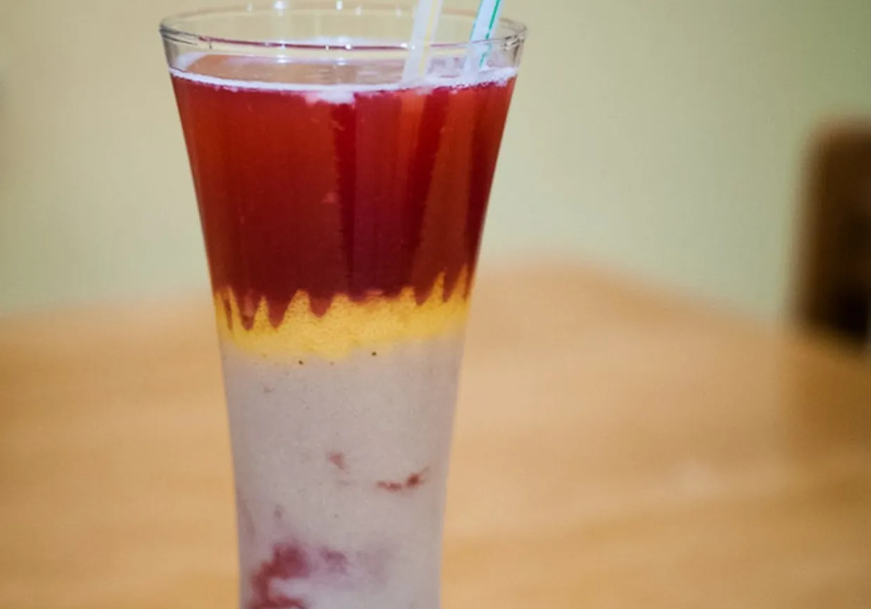 Zdjęcie Orzeźwiający drink z wiśniówką i sokiem bananowym na lato