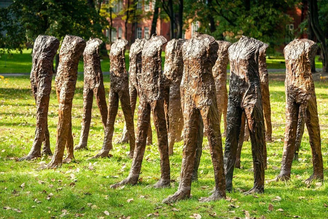 Zdjęcie Rzeźby Abakanowicz: Odkryj ich głębię i znaczenie w sztuce współczesnej