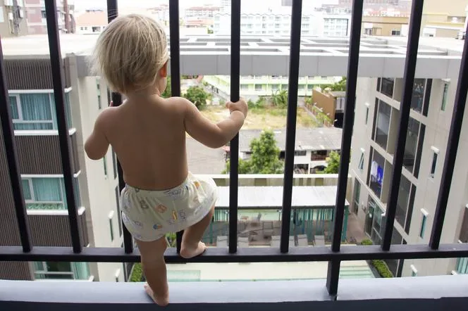 Zdjęcie Jak skutecznie zabezpieczyć balkon przed dzieckiem i uniknąć niebezpieczeństw