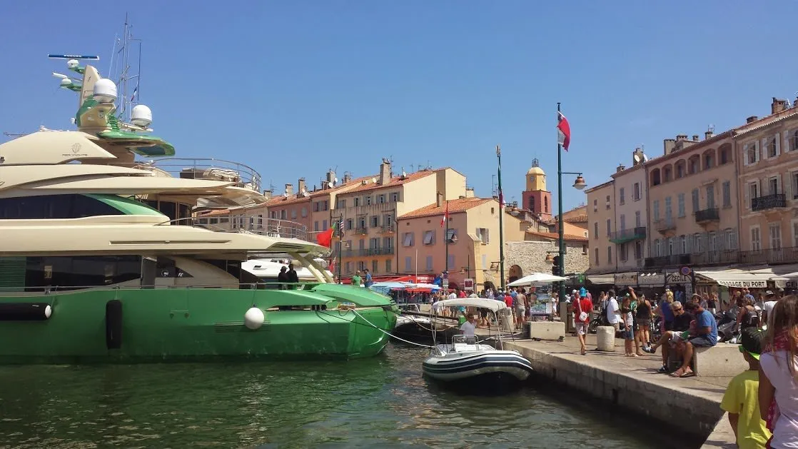 Zdjęcie Jak dojechać z Nicei do Saint-Tropez? Najlepsze opcje transportu i czas podróży