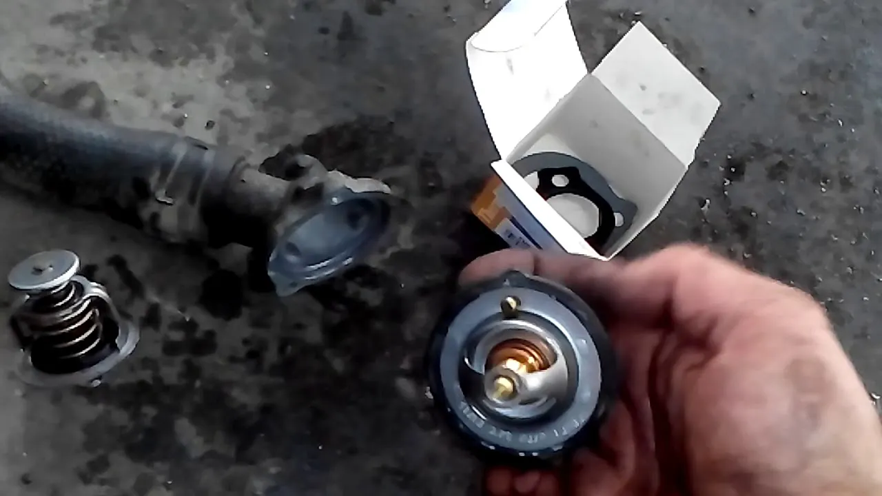 Zdjęcie Gdzie jest termostat w Mazda 6 2.0 diesel? Oto, co musisz wiedzieć