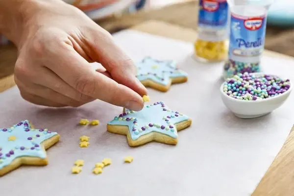 Zdjęcie Jak przykleić posypkę do ciastek, aby uniknąć ich zsuwania się