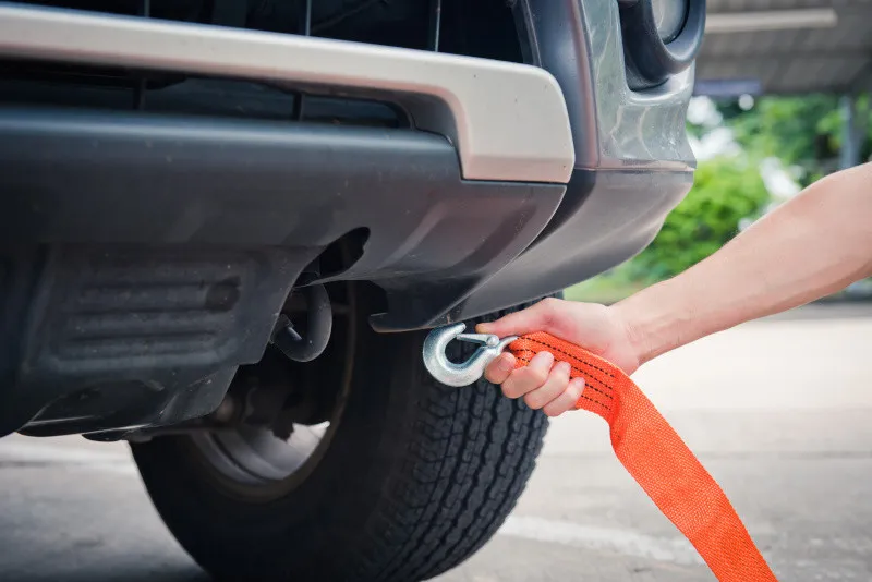 Zdjęcie Jak holować auto bez haka: praktyczne porady i bezpieczeństwo