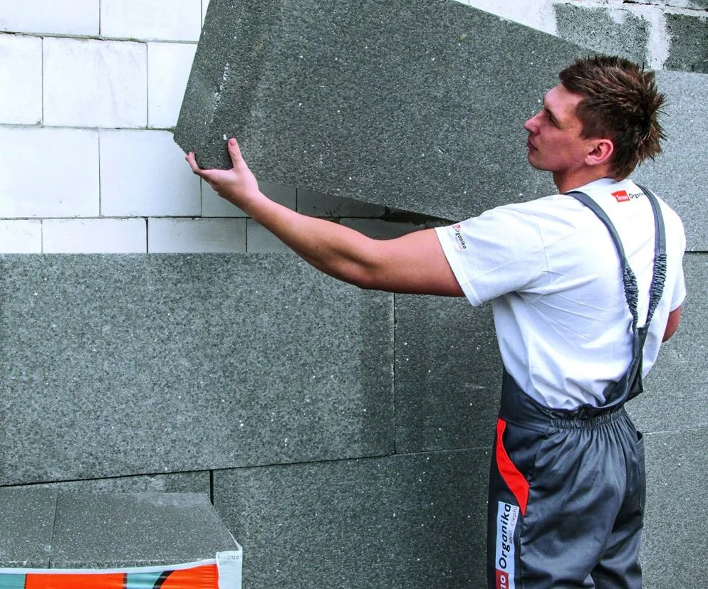 Zdjęcie Jak właściwie kleić styropian do elewacji, aby uniknąć problemów?