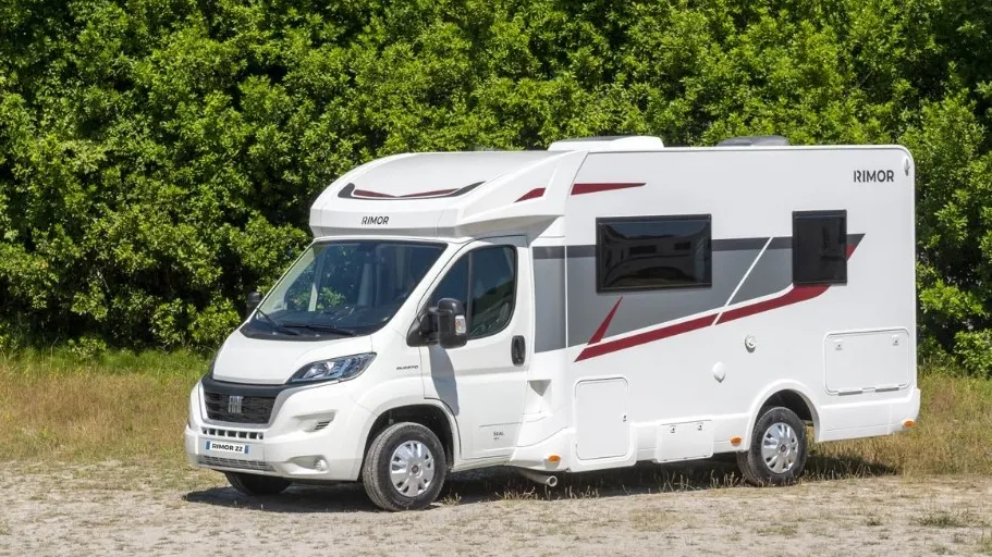 Zdjęcie Ile kosztuje wynajem kampera? Ceny, sezon i ukryte opłaty