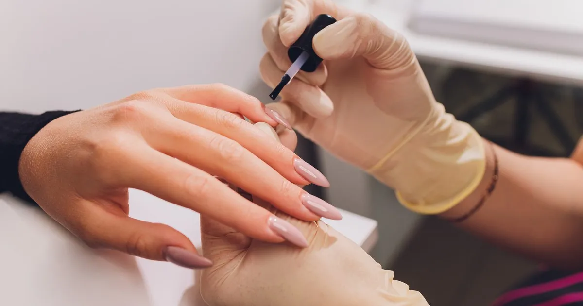 Zdjęcie Czy manicure hybrydowy utwardza paznokcie? Fakty i mity o jego wpływie na zdrowie