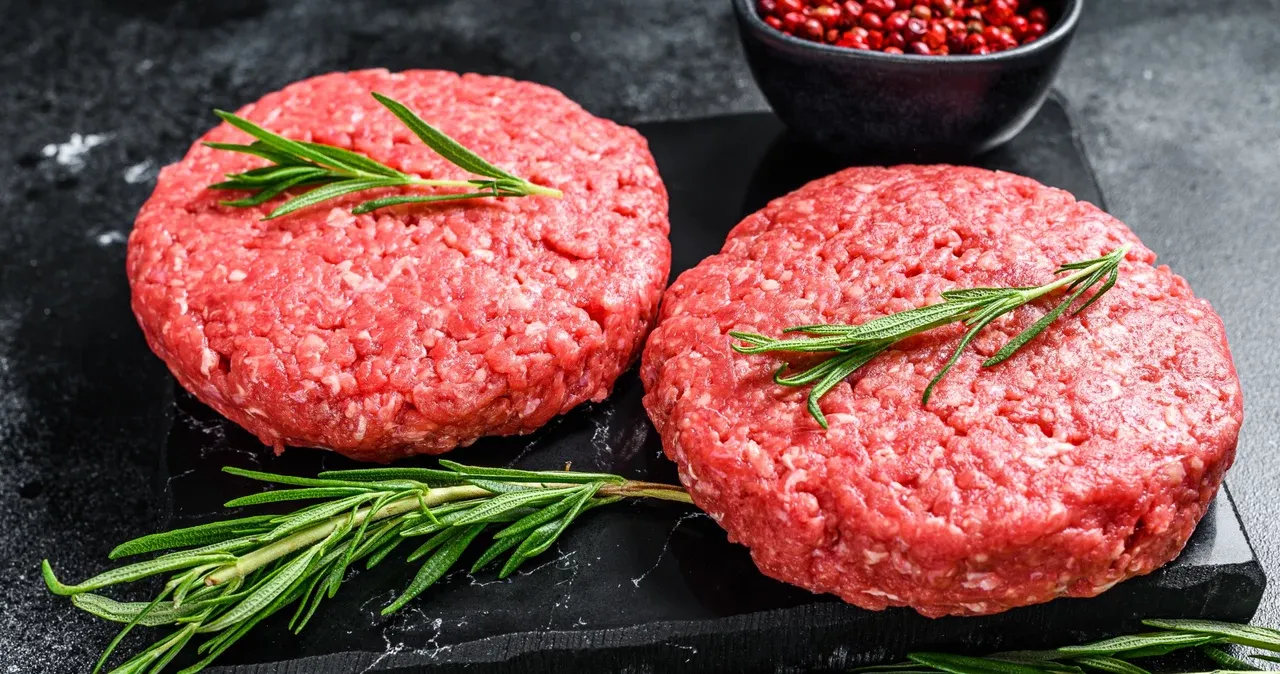 Zdjęcie Jak zrobić kotlet do burgera - idealny przepis na soczyste mięso