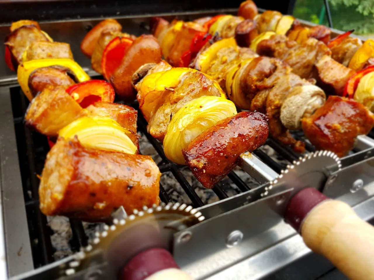 Zdjęcie Najlepsze grille obrotowe do szaszłyków – porównanie modeli i funkcji