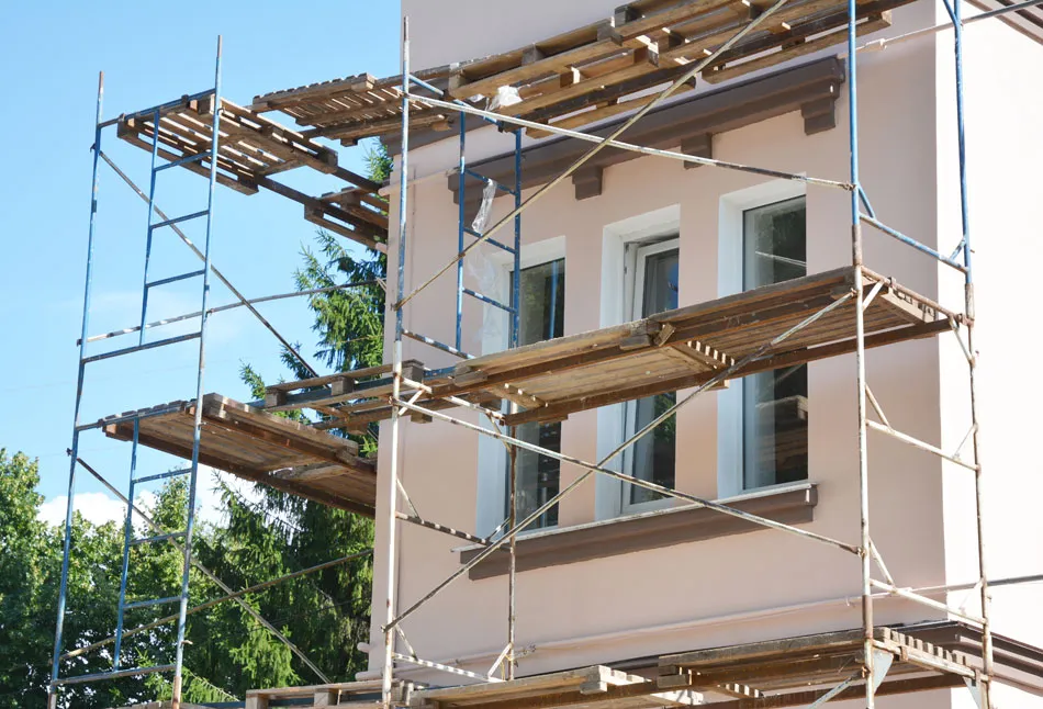 Zdjęcie Jak malować elewację wałkiem: 9 skutecznych technik i porad