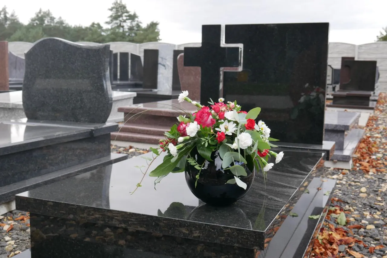 Zdjęcie Jak ozdobić doniczkę na cmentarz, by wyrazić pamięć i szacunek