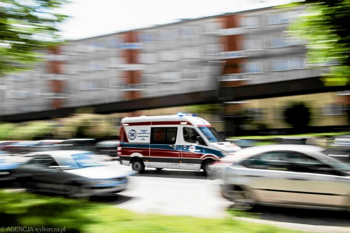 Zdjęcie Kiedy pogotowie wzywa policję? Okoliczności i ważne procedury
