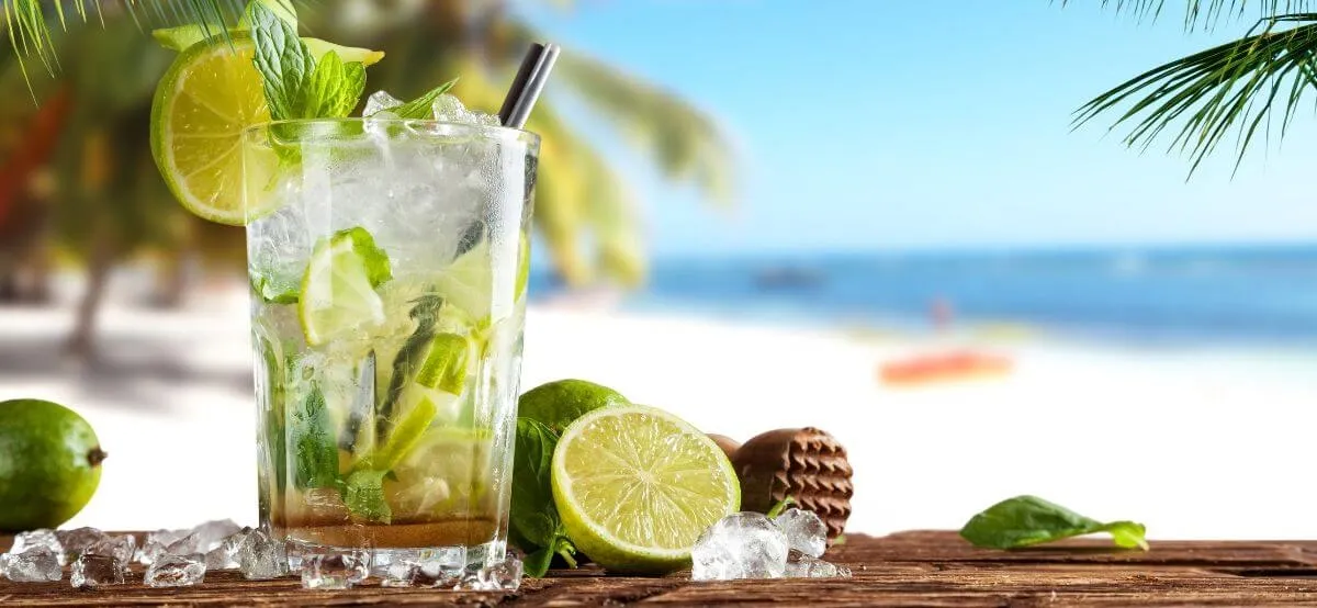 Zdjęcie Najlepsze drinki z białym rumem, które musisz spróbować w lecie