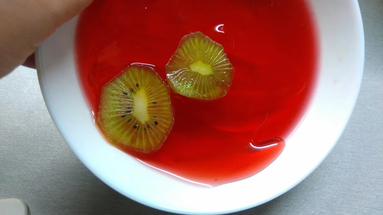 Zdjęcie Czy galaretka z kiwi stężeje? Odkryj, jak to naprawić i cieszyć się smakiem