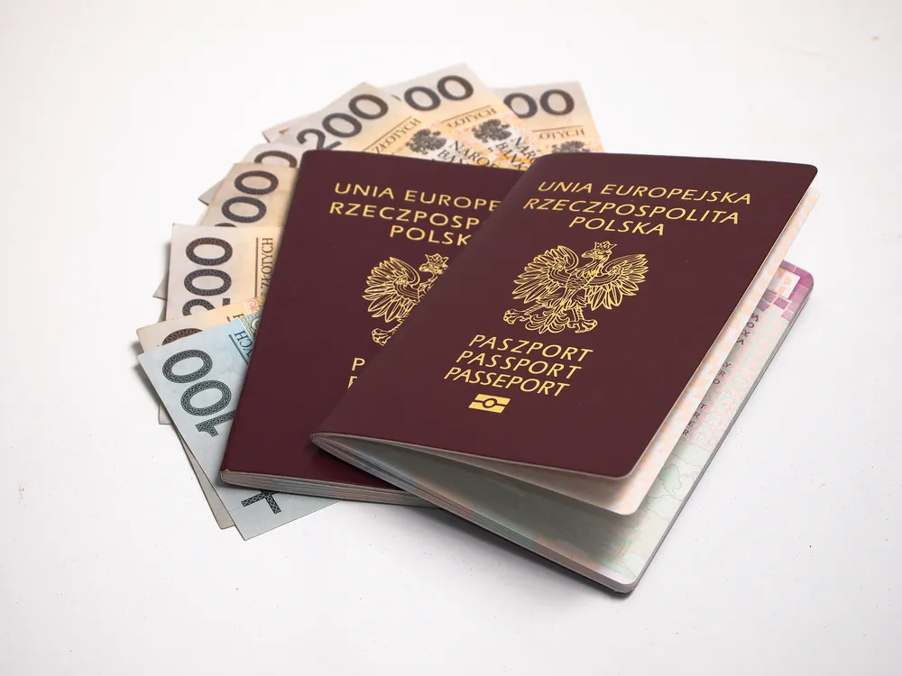 Zdjęcie Ile kosztuje zgoda na paszport u notariusza? Sprawdź ukryte opłaty