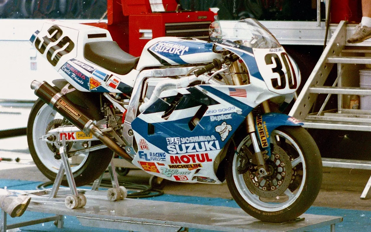 Zdjęcie Motul wiki: Historia, innowacje i wpływ na przemysł lubrykantów