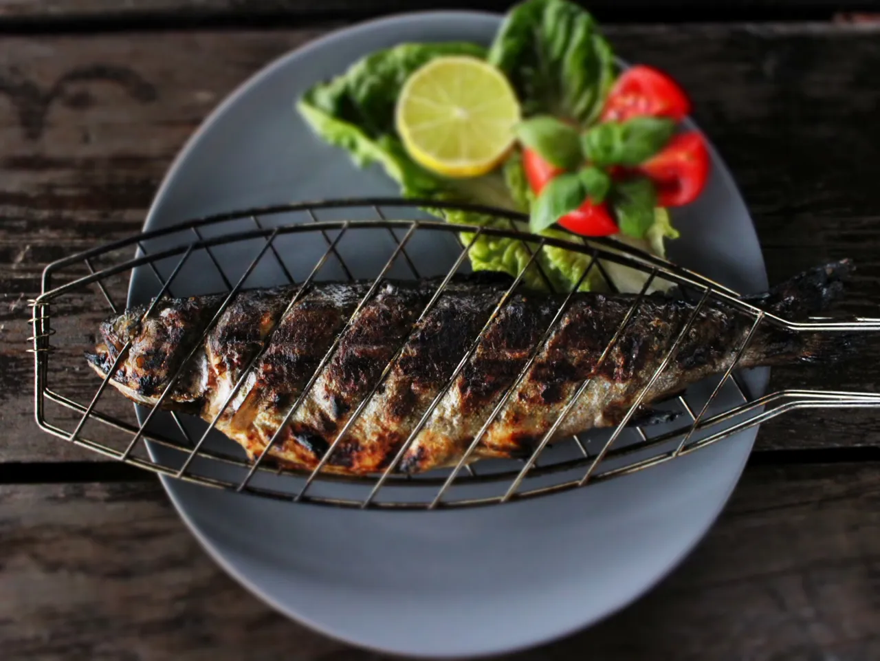 Zdjęcie Jak przygotować pstrąga na grill, by zachwycić smakiem i aromatem