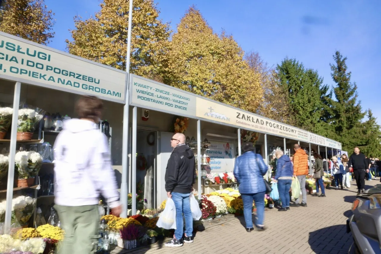 Zdjęcie Jak dojechać na Cmentarz Północny - uniknij korków i utrudnień