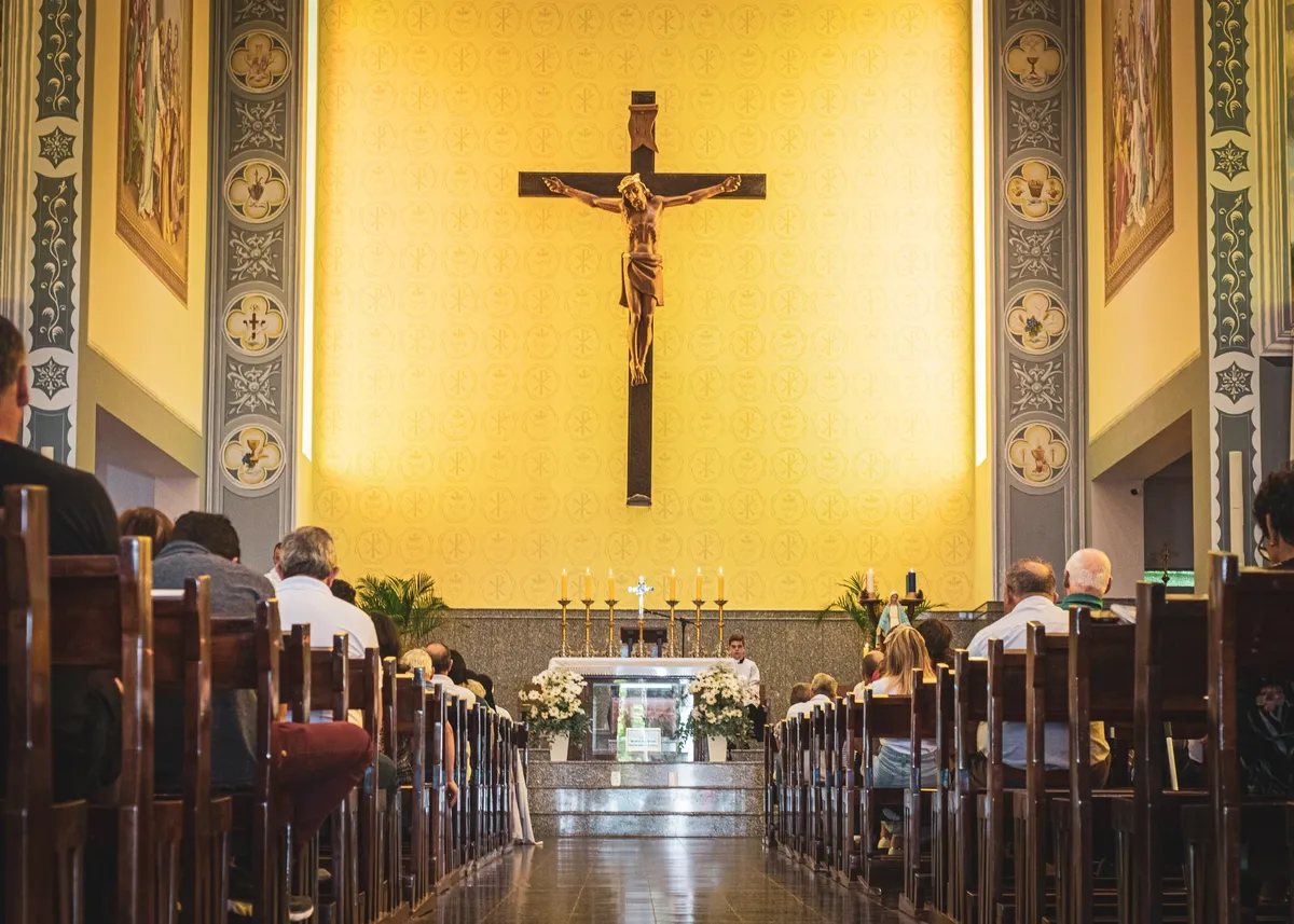 Zdjęcie Czy sobotnia msza ślubna naprawdę zastępuje niedzielną? Sprawdź to!