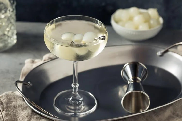 Zdjęcie Jak przygotować idealny martini koktajl – przepisy i historie