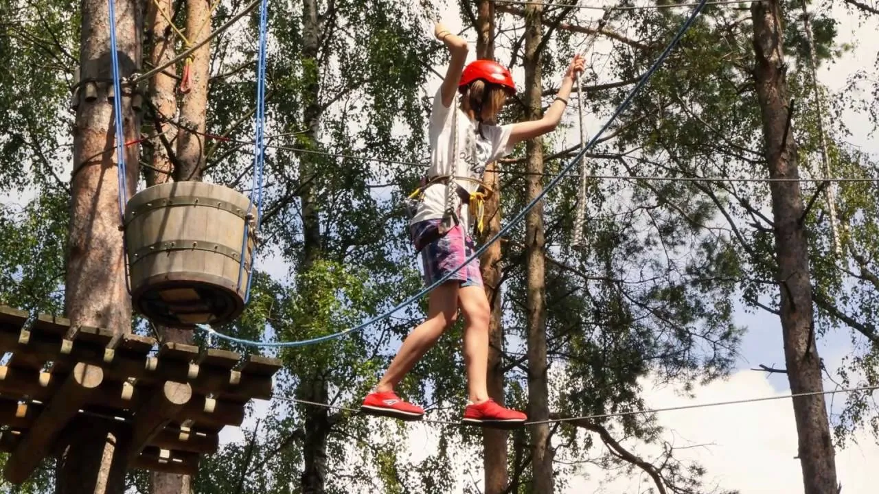 Zdjęcie Park linowy Szymbark - emocjonujące trasy i atrakcyjne ceny dla rodzin
