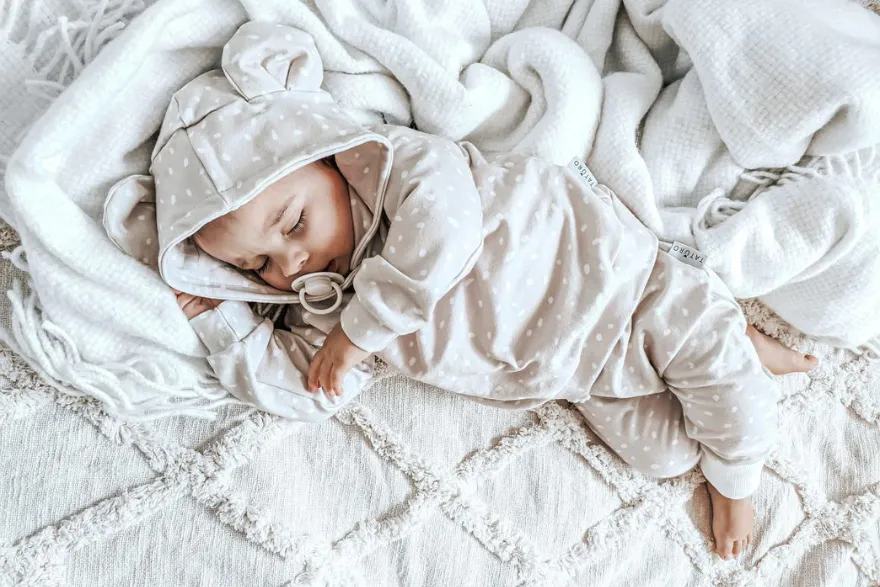 Zdjęcie W co ubrać noworodka na każdą porę roku - kompletne porady dla rodziców