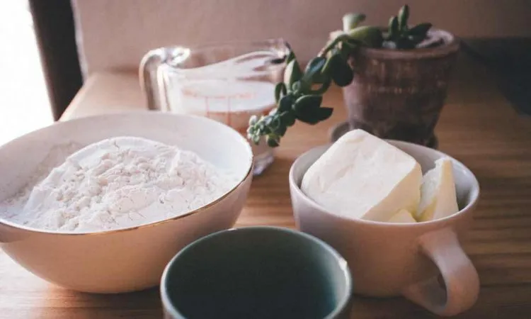 Zdjęcie 250 gr mąki ile to szklanek - proste przeliczenie, które ułatwi pieczenie