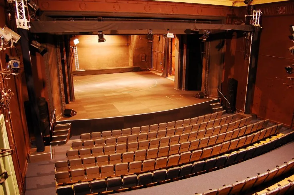 Zdjęcie Czym jest teatr? Odkryj jego znaczenie i wpływ na kulturę