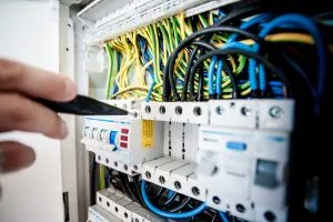 Zdjęcie Ile zarabia elektryk za granicą? Porównanie zarobków i warunków pracy w Europie