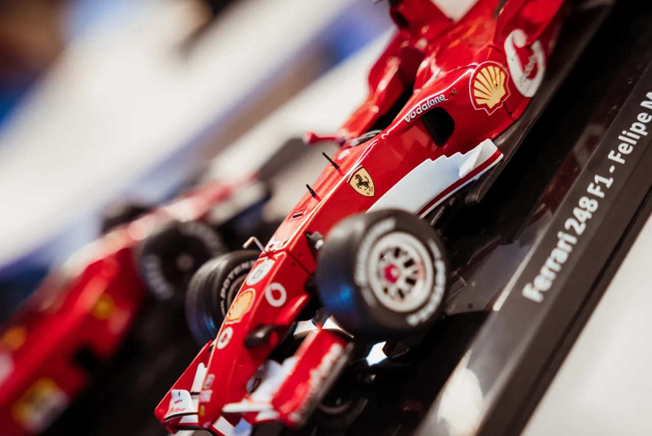 Zdjęcie Ile koni ma Ferrari? Odkryj moc legendarnych modeli Ferrari