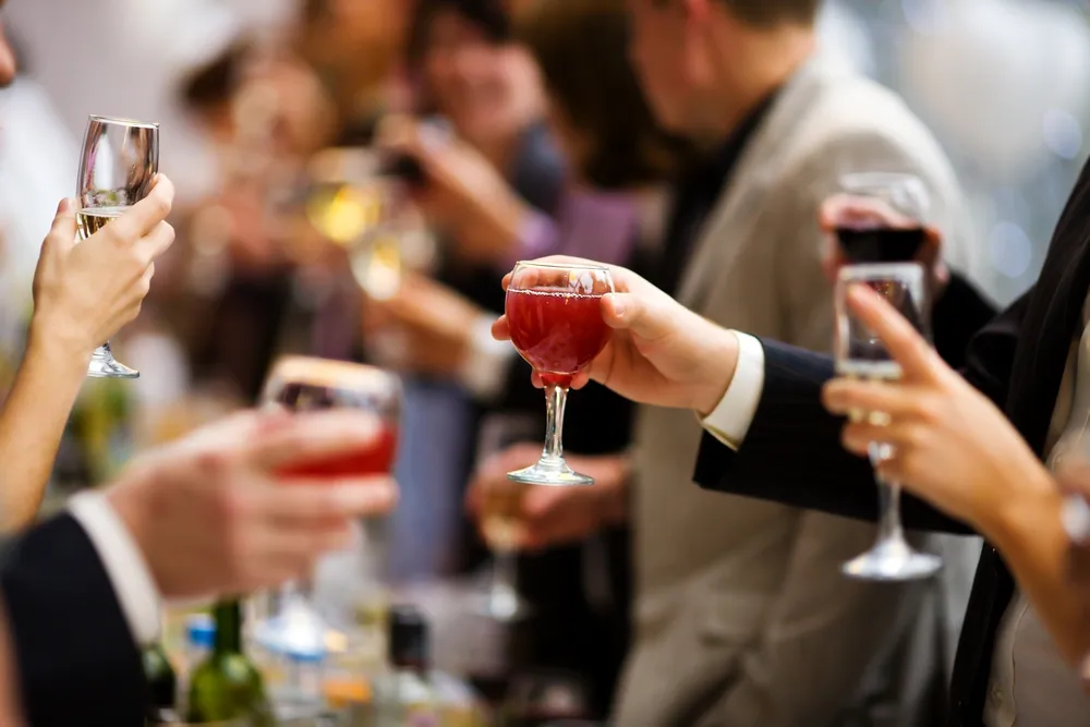 Zdjęcie Ile wódki na osobę wesele - uniknij niedoboru alkoholu na przyjęciu
