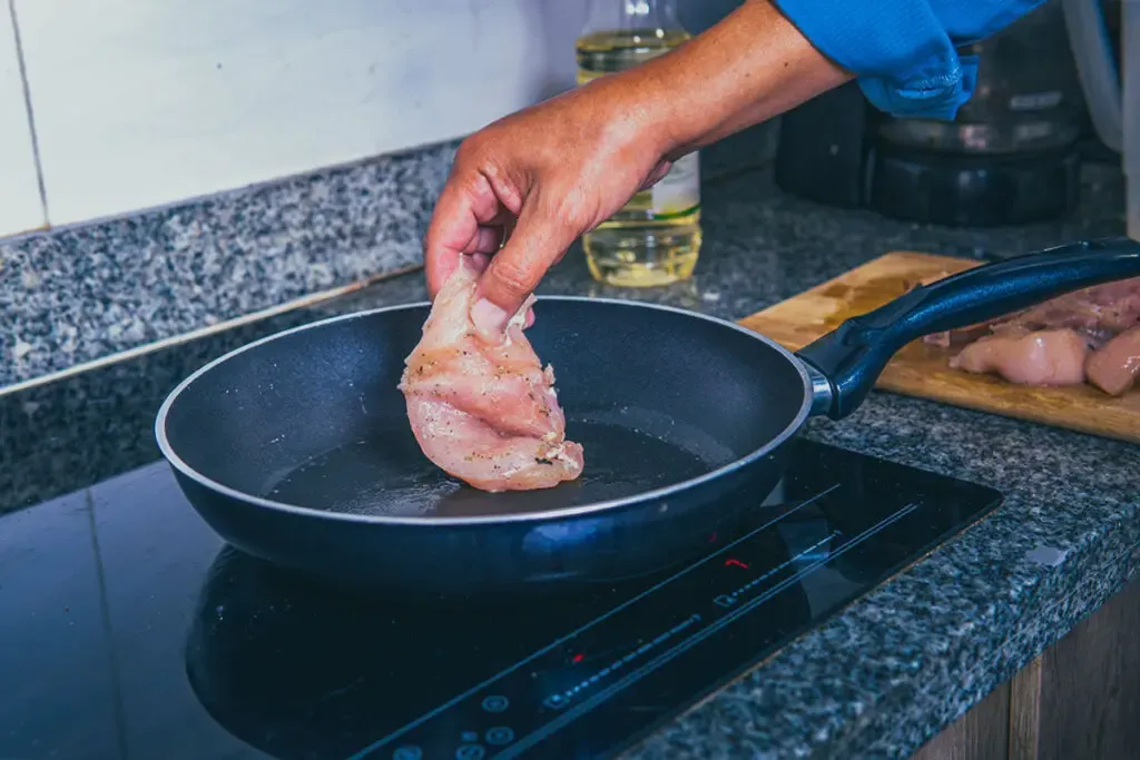 Zdjęcie Jak długo piec pierś z kurczaka: Idealne czasy pieczenia piersi