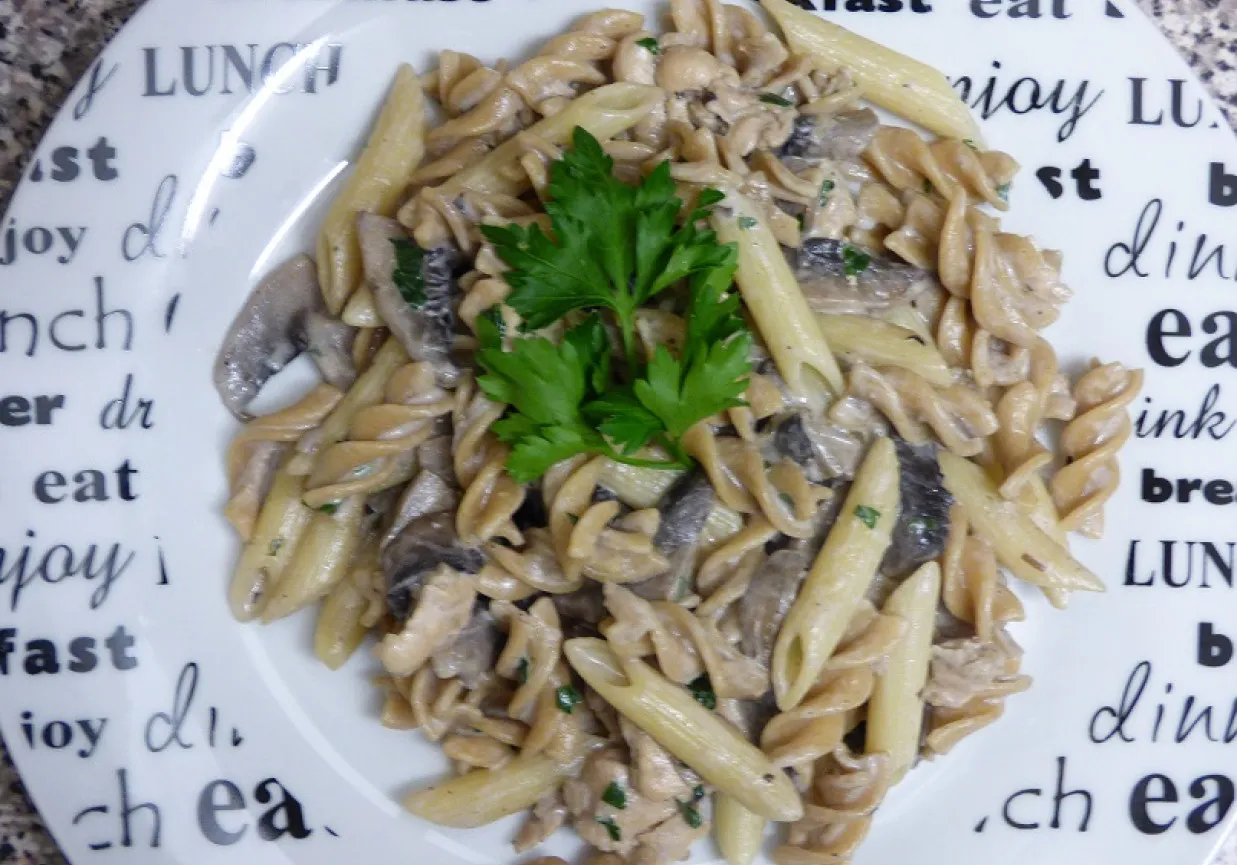 Zdjęcie Pyszny makaron penne z kurczakiem i pieczarkami w 30 minut