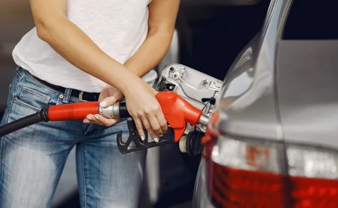Zdjęcie Toyota Yaris: Które paliwo wybrać - 95 czy 98? Kompletny poradnik 2025