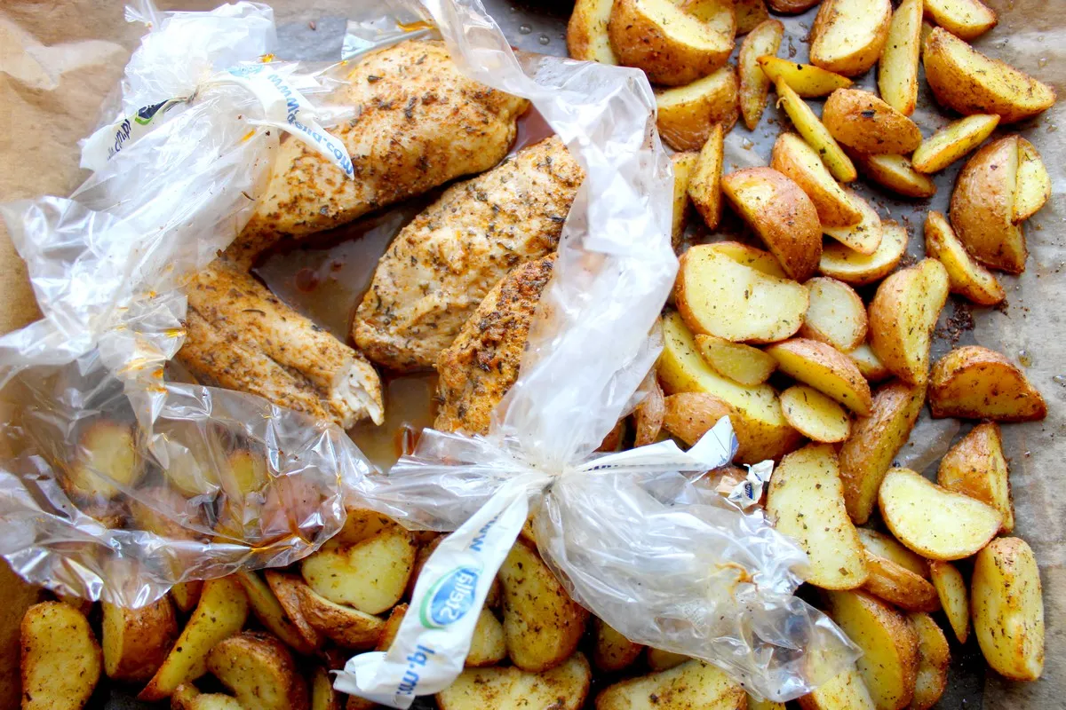 Zdjęcie W jakiej temperaturze piec kurczaka w rękawie, by uniknąć wysuszenia?