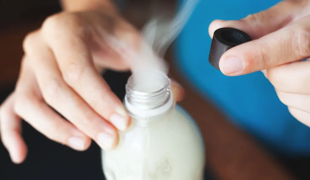 Zdjęcie Jak palić z butelki: proste metody na bongo, które zaskakują