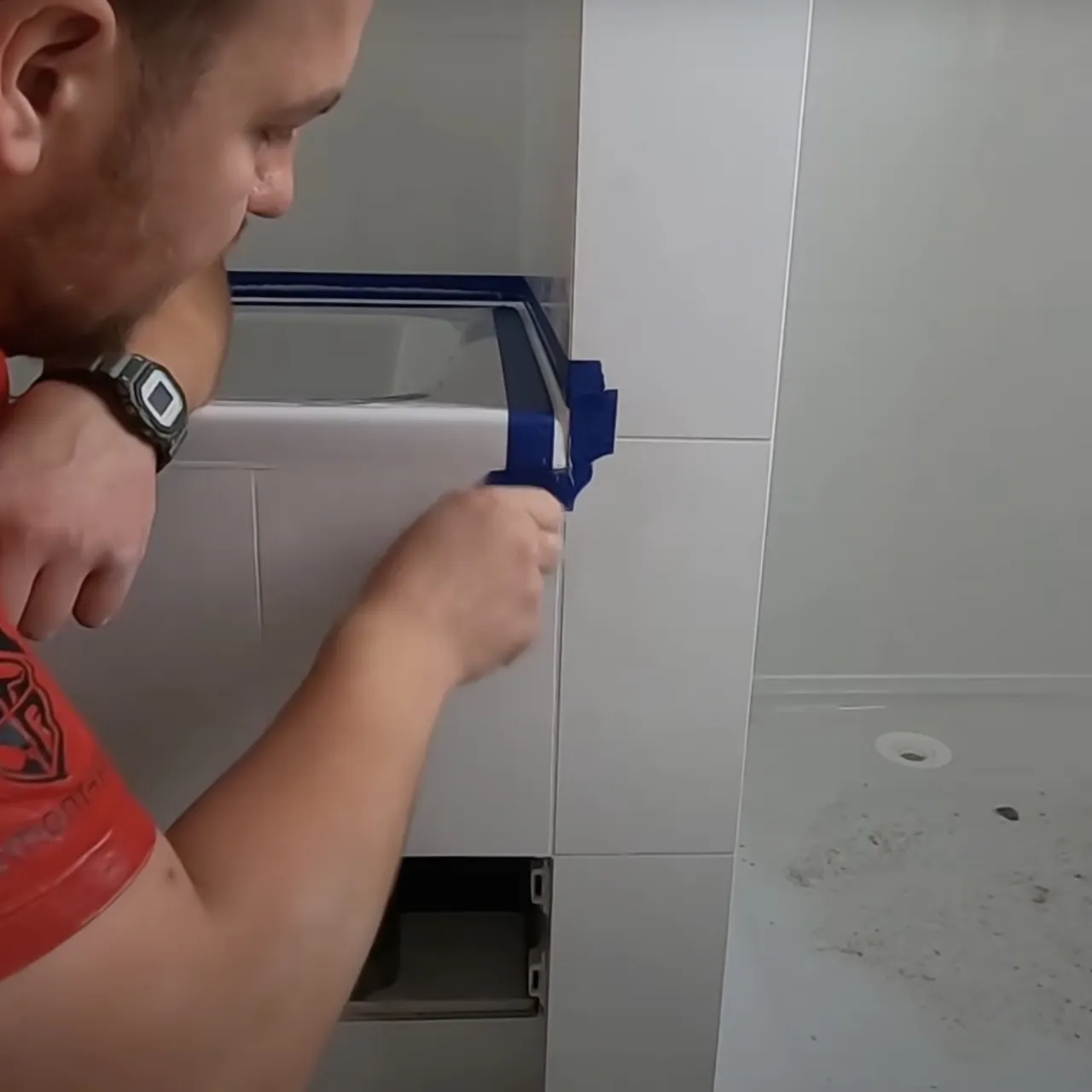 Zdjęcie Fuga czy silikon w narożnikach – co wybrać dla trwałości i estetyki?