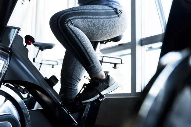 Zdjęcie Ile kcal spala rowerek stacjonarny? Sprawdź, jak efektywnie ćwiczyć