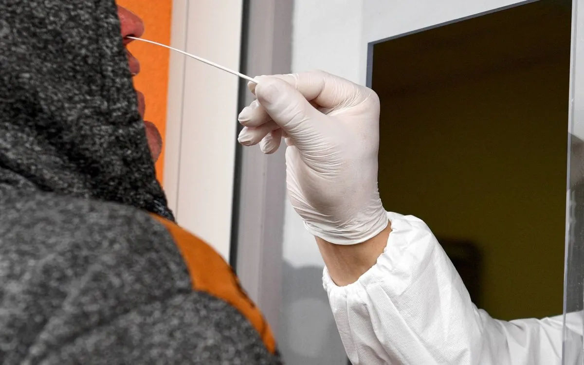 Zdjęcie Czy test zwalnia dziecko z kwarantanny? Sprawdź aktualne zasady