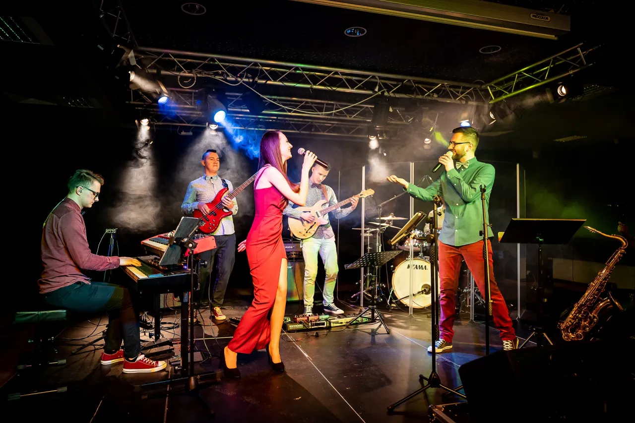 Zdjęcie DJ czy orkiestra na wesele - co wybrać, aby uniknąć rozczarowania?