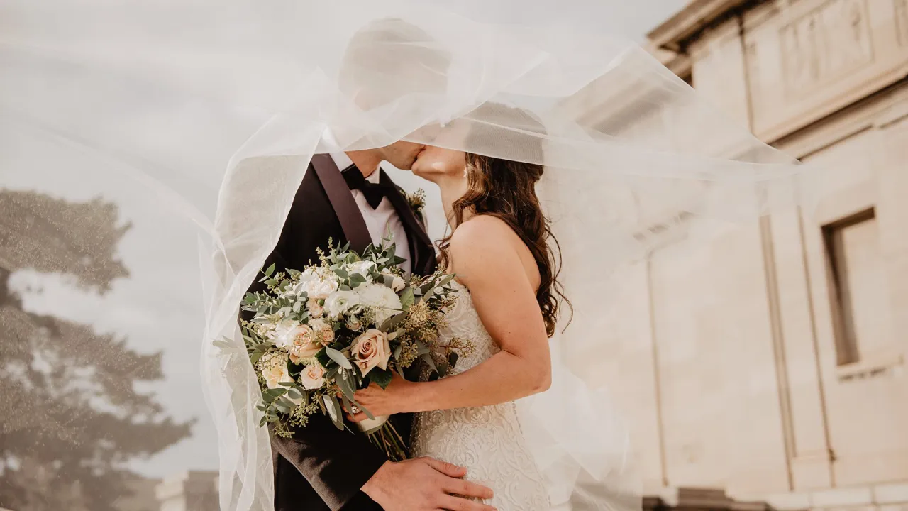 Zdjęcie Jakie kwiaty do sukni ecru? Idealne połączenia dla elegancji